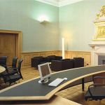 Konferenzraum im historischen Stil mit großem Arbeitsplatz und Besprechungsecken
