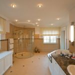 Gestaltung Bad der Villa mit großem Waschtisch und runder Glasdusche