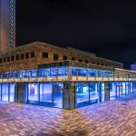 Außenansicht Kongresshalle Chemnitz mit blauem Licht