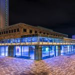 Außenansicht Kongresszentrum Chemnitz bei Nacht mit blauer Beleuchtung