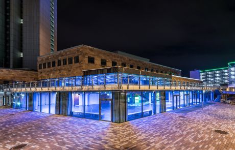 Außenansicht Kongresshalle Chemnitz mit blauem Licht