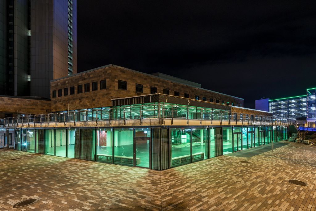 Außenansicht Carlowitz Congresscenter Chemnitz mit grünem Licht