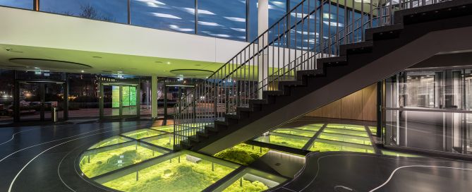 Eingangshalle des Carlowitz Congresscenters Chemnitz mit großer schwarzer Treppe