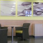 Wandgestaltung mit drei Bildern im Aufenthaltsbereich in der Klinik