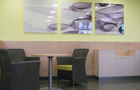 Wandgestaltung mit drei Bildern im Aufenthaltsbereich in der Klinik