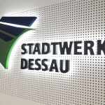 hinterleuchtete Beschriftung mit dem Logo der Stadtwerke Dessau
