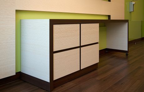 Gestaltung Komfortzimmer mit Holzfußboden und grünen Wänden