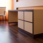 Einrichtung Komfortzimmer mit Holzfußboden und Holzmöbeln im Krankenhaus