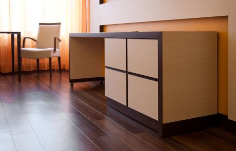 Einrichtung Komfortzimmer mit Holzfußboden und Holzmöbeln