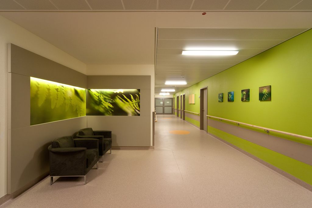 grüne Wandgestaltung im Klinikflur