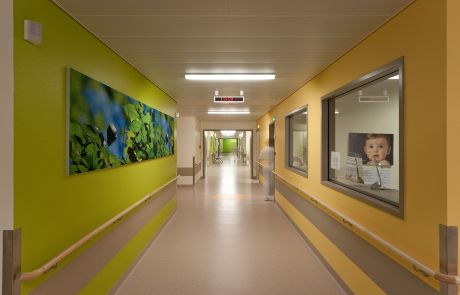 Gestaltung Klinikflur mit grüner Wandgestaltung