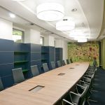 Einrichtung Konferenzraum mit Konferenzmöbeln und runden Deckenleuchten