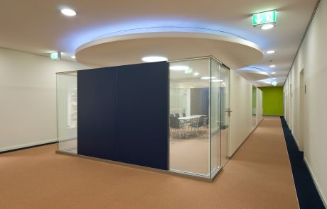 Gestaltung und Einrichtung des Besprechungsraums mit Glaswänden