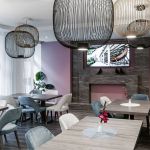 Modernes Restaurant im Hotel mit blauen Sitzbänken und holzfarbenen Tischen