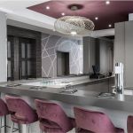 Moderne Hotelbar mit lila Barstühlen