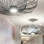 Große runde Deckenleuchten aus Metall im Hotelflur