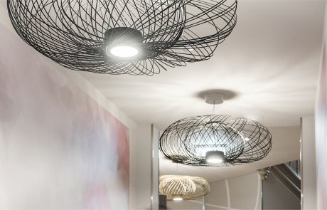 Große runde Deckenleuchten aus Metall im Hotelflur