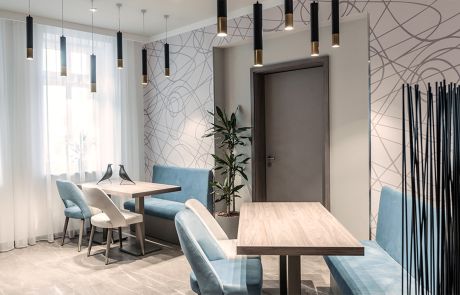 Moderne Einrichtung des Hotelrestaurants