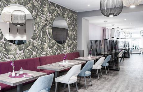 Restaurantbereich im Hotel mit moderner Innenarchitektur