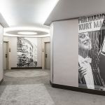 Gestaltung Hotelflur mit großen Wandbildern