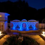 Springbrunnen mit blauer Beleuchtung im orientalischen Stil im Garten