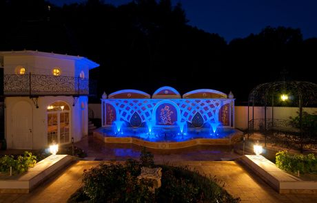 Springbrunnen mit blauer Beleuchtung im orientalischen Stil im Garten