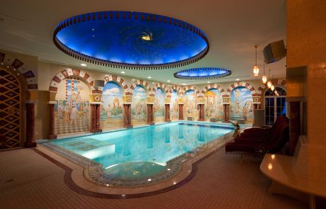 privates Schwimmbad im orientalischen Stil