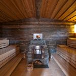 Sauna mit Ofen und vielen Holzbänken
