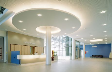 Eingangshalle des Marienhospitals Osnabrück mit Empfangstresen