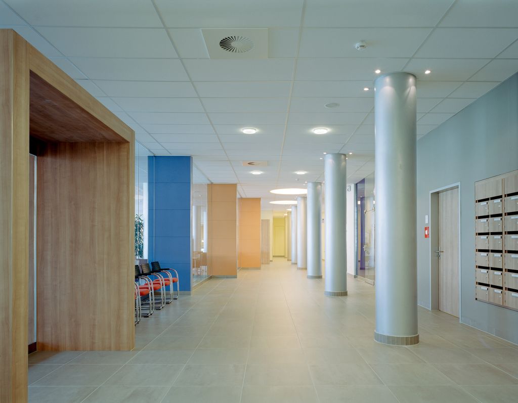 Modern gestalteter Klinikflur mit farbigen Wandelementen