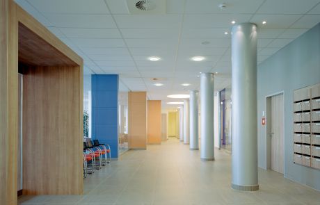 Modern gestalteter Klinikflur mit farbigen Wandelementen