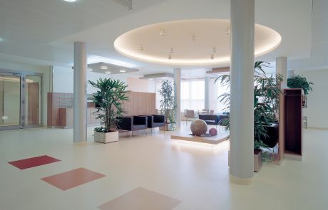 Wartebereich im Marienhospital Osnabrück mit Pflanzen und Deckenleuchten