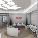 Modernes Wartezimmer mit stilvollen weißen Sitzmöbeln und beigem Boden