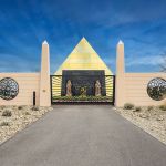 Außenansicht Einfahrt zur Büropyramide im orientalischen Stil