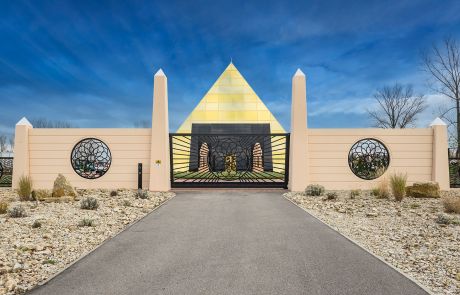 Außenansicht Einfahrt zur Büropyramide im orientalischen Stil