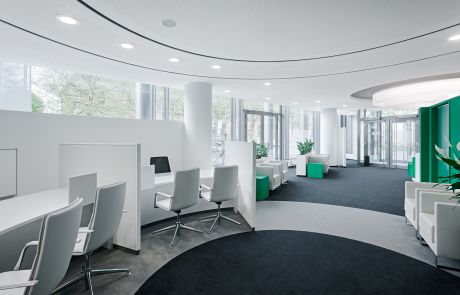 Büroeinrichtung mit weißen Büromöbeln