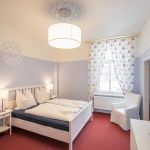 Gestaltung und Einrichtung des Hotelzimmers mit weißen Möbeln