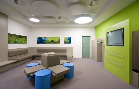 Wartebereich mit grauen und blauen Sitzmöbeln in der Klinik