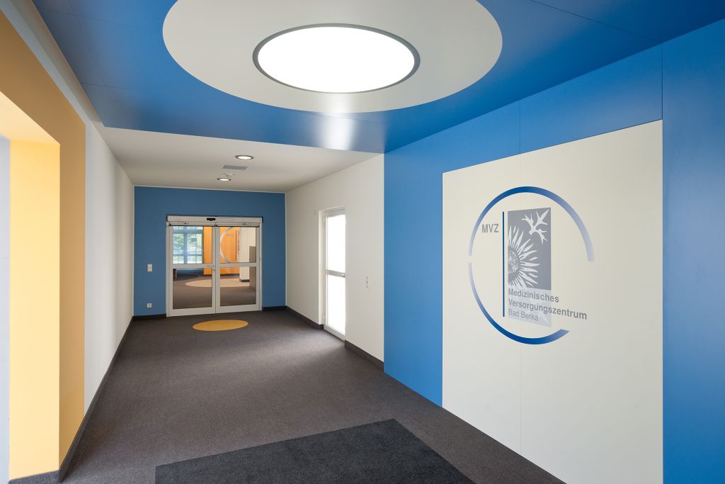 blaue Wandgestaltung im Eingangsbereich der Klinik