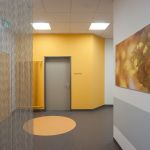 Eingangsbereich einer Praxis mit zeitgemäßer Wandgestaltung und Akzentbeleuchtung