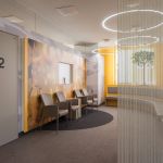 Wartebereich der Strahlentherapie-Praxis mit moderner Innenarchitektur