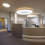 Empfangsbereich der Strahlentherapie-Praxis mit moderner Beleuchtung