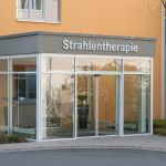 Eingang zur Strahlentherapiepraxis im RHÖN-KLINIKUM Bad Berka