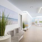 Gestaltung der Arztpraxis mit vielen Grünpflanzen und Wandgestaltung mit Naturmotiven