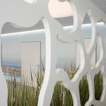 Moderner weißer Raumteiler mit Pflanzen in der Radiologischen Praxis