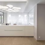 Moderner Empfangsbereich in der Radiologie Markkleeberg mit Tresen und stilvoller Deckenbeleuchtung