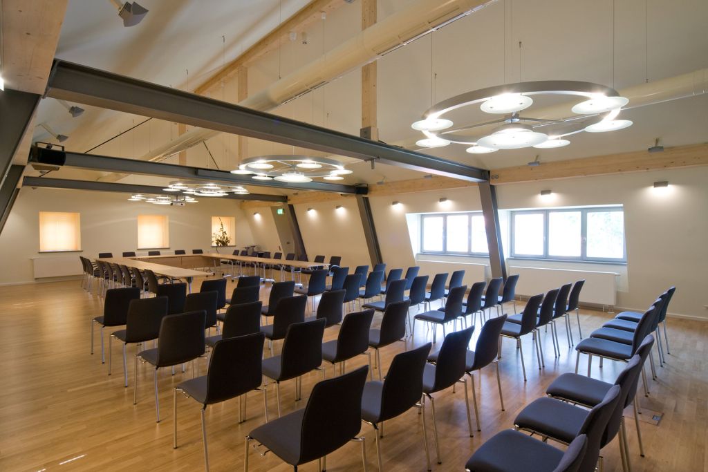 Einrichtung und Gestaltung des Sitzungssaals mit Konferenzmöbeln