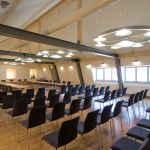Einrichtung und Gestaltung des Konferenzraums mit Konferenzmöbeln