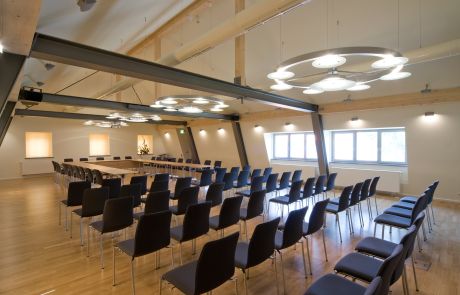 Einrichtung und Gestaltung des Sitzungssaals mit Konferenzmöbeln