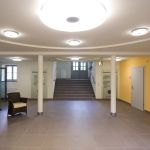 Gestaltung und Einrichtung der Eingangshalle im Rathaus mit runden Deckenleuchten